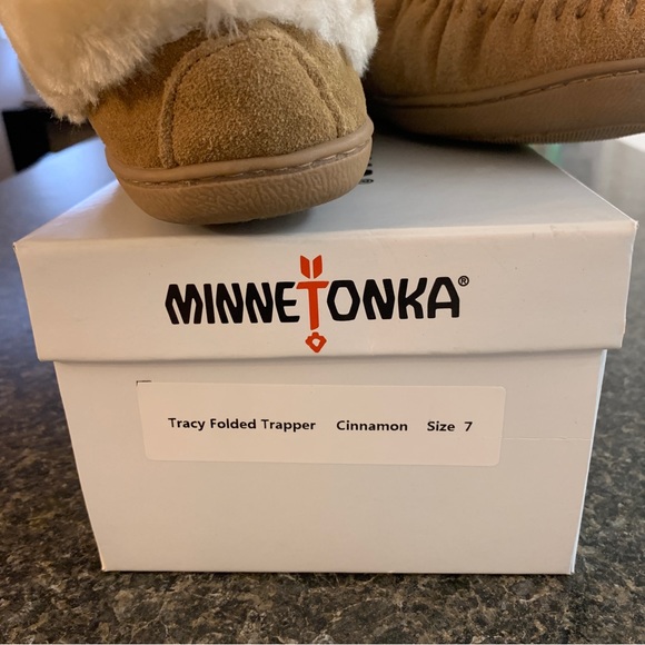 NIB MINNETONKA Slippers - Picture 7 of 12